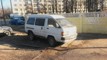 Автомобиль «Тойота» белого цвета на газоне недалеко от дома №1 по улице Карбышева в Красногорске.