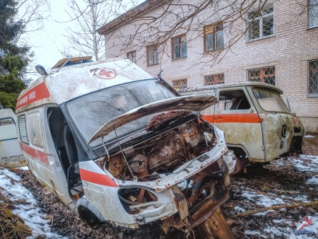 «Кладбище» спецтранспорта скорой помощи в Ленинградской области.