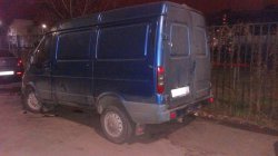 Автомобиль ГАЗ синего цвета на обочине возле за домом №19 по улице Карбышева в Красногорске.