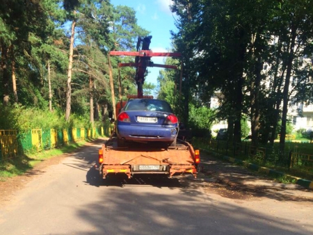 Перемещение брошенных автомобилей в Красногорске на Красногорском бульваре и улице Циолковского.