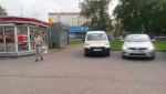 Белый автомобиль марки «Пежо» на общественной стоянке, на улице Кирова, напротив магазина «Перекресток» в Красногорске.