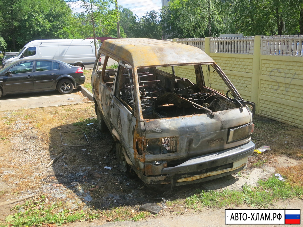 Автомобиль «Тойота» белого цвета на газоне недалеко от дома №1 по улице  Карбышева в Красногорске. » Эко-проект «Авто-Хлам.РФ»