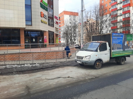 Белый автомобиль марки «ГАЗ» на проезжей части, на улице Народного Ополчения, напротив ТЦ «Родник» в мкр Брусчатый поселок, города Красногорска.