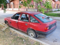 Красный автомобиль марки «Opel» на проезжей части, на улице Ленина, в мкр Чернево-1, города Красногорска.