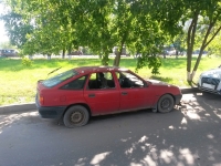 Красный автомобиль марки «Opel» на проезжей части, на улице Ленина, в мкр Чернево-1, города Красногорска.