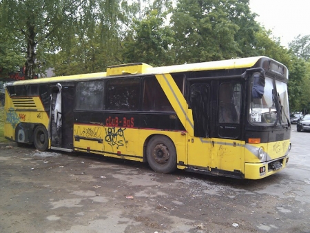 Желтый автобус марки «MAN» на стоянке возле ТЦ «Солнечный рай» в Красногорске