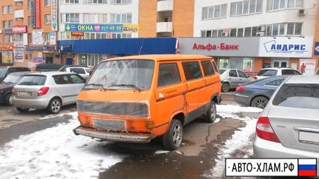 Автомобиль «Фольксваген» оранжевого цвета на остановке Чернево в сторону города Москвы