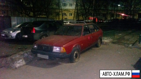 Автомобиль «Москвич» красного цвета возле дома №51 на улице Ленина в Красногорске