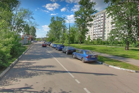 Серый автомобиль марки «Москвич» на проезжей части напротив жилого дома №38 по улице Железнодорожная в Красногорске