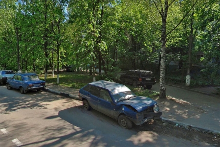 Синий автомобиль марки «ВАЗ» на проезжей части напротив жилого дома №1 по улице Георгия Димитрова в Красногорске