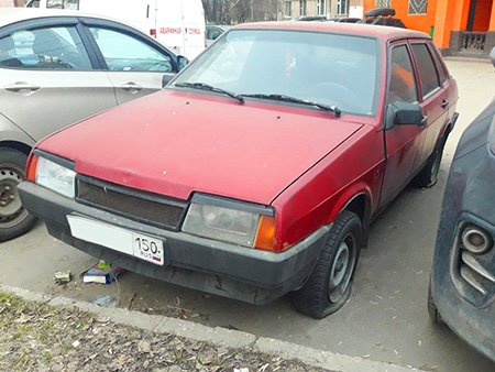 Красный автомобиль марки «ВАЗ» на общественной стоянке, на улице Ленина, возле дома №37 в Красногорске.