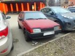 Красный автомобиль марки «ВАЗ» на общественной стоянке, на улице Ленина, возле дома №37 в Красногорске.