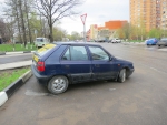 Автомобиль марки «Шкода» с рекламой на заднем стекле на общественной стоянке недалеко от кафе «Березка».