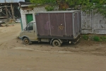 Серый автомобиль марки «ГАЗ» на обочине Оптического переулка в Красногорске.