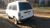 Автомобиль «Тойота» белого цвета на газоне недалеко от дома №1 по улице Карбышева в Красногорске