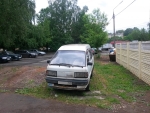 Автомобиль «Тойота» белого цвета на газоне недалеко от дома №1 по улице Карбышева в Красногорске