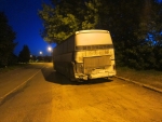 Автобус «Setra» белого цвета на обочине окружной дороги возле гаражного комплекса «Нестор» по улице Карбышева в Красногорске.