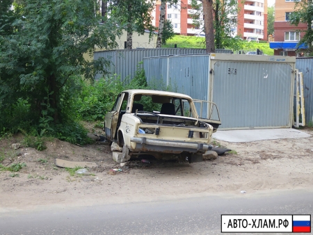 Автомобиль «ВАЗ» серого цвета на дороге рядом с домом №13 по улице Лесная в Красногорске
