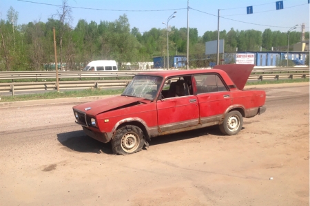 Красный автомобиль марки «ВАЗ» на дороге, возле дома №4-А по улице имени Зверева, в Красногорске