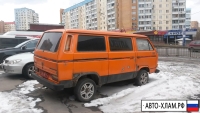 Автомобиль «Фольксваген» оранжевого цвета на остановке Чернево в сторону города Москвы