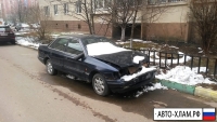Автомобиль «Форд» темно-синего цвета или черного цвета возле дома №34-А на улице Ленина в Красногорске