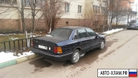 Автомобиль «Форд» темно-синего цвета или черного цвета возле дома №34-А на улице Ленина в Красногорске