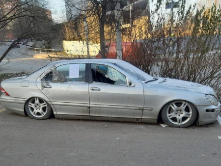 Перемещение автомобиля марки «Мерседес» серебряного цвета на улице Лесная в Красногорске.