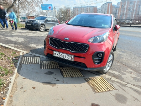 Перекрытие пешеходной дорожки автомобилем «КИА» красного цвета с государственным номером К724ЕТ799