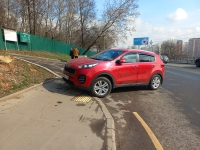 Перекрытие пешеходной дорожки автомобилем «КИА» красного цвета с государственным номером К724ЕТ799