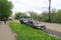 Серый автомобиль марки «Москвич» на проезжей части напротив жилого дома №38 по улице Железнодорожная в Красногорске