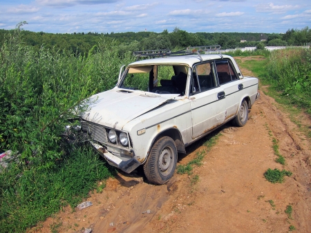 Белый автомобиль марки «ВАЗ» на Черневской горе напротив жилого дома №29к1 по улице Карбышева в Красногорске