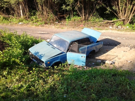 Синий автомобиль марки «ВАЗ» на газоне, напротив железнодорожной станции Красногорская